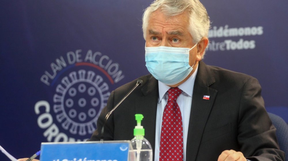 Ministro Paris se quiebra al final de balance diario de la pandemia