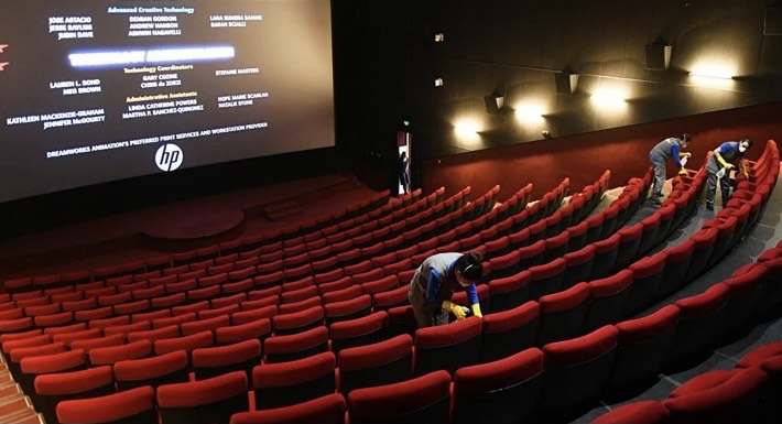 Distribuidoras de cine piden la apertura de las salas: "En Chile solamente se sufre de una ausencia de política con el rubro"