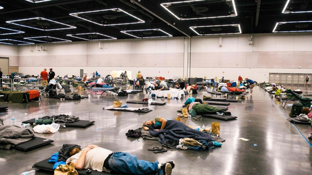(VIDEO)Residentes de Portland, EE.UU., se refugian en centros de refrigeración mientras la ola de calor se extiende