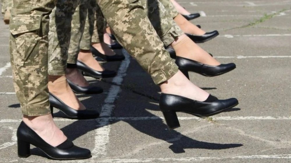 Conoce el polémico plan de Ucrania que obliga a mujeres soldados a marchar con tacos