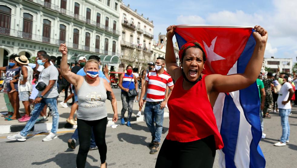 Continúan las protestas en Cuba y su Presidente convoca a combatirlas: "No entregaremos la soberanía"