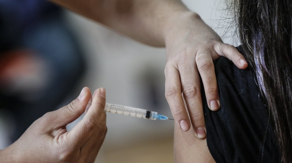 Falta de stock obliga a suspender total o parcialmente vacunación en varios municipios de la RM