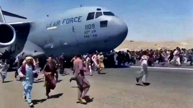 EE.UU.: Encuentran restos humanos en tren de aterrizaje de avión procedente de Kabul