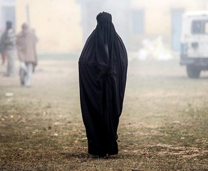 "No más matar a mujeres con piedras, ejecuciones públicas, decapitaciones. No más mutilaciones de órganos sexuales femeninos": Estudiante afgana de la U. de Chile pidió adquirir nacionalidad