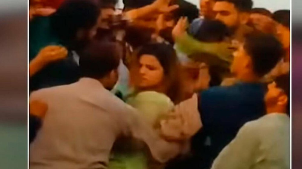 Dramático video muestra ataque de centenares de hombres a mujer tiktoker en Pakistán