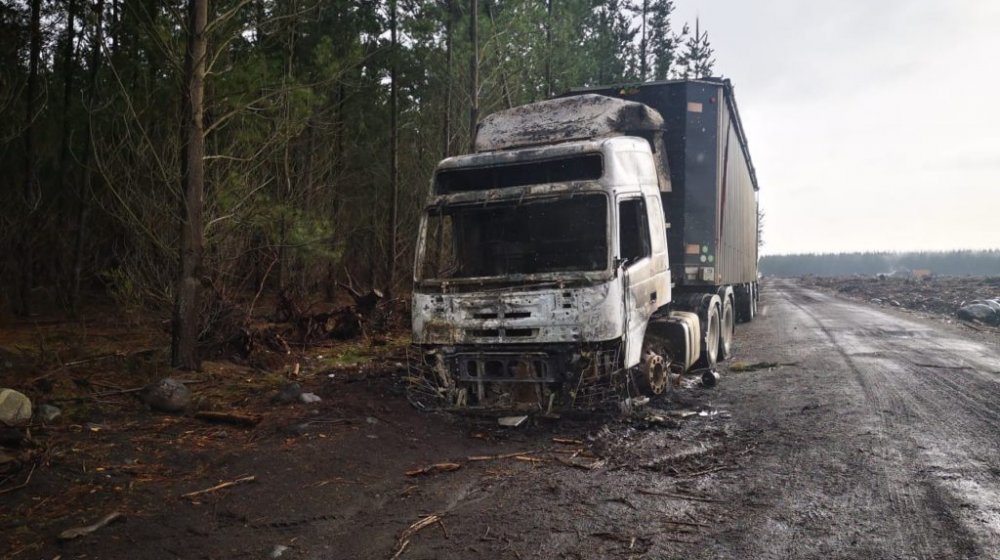 Queman siete camiones a empresa forestal durante ataque incendiario en la comuna de Quilleco
