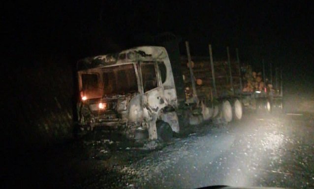 Cinco camiones y una grúa destruidas deja ataque incendiario en límite de Curanilahue con Nacimiento