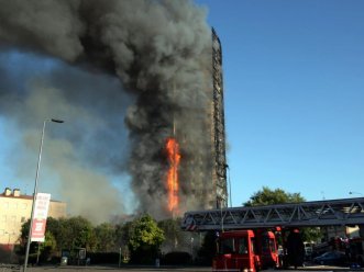 (VIDEO) Italia: Incendio destruyó edificio de 20 pisos en Milán