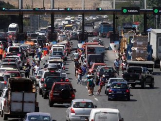 ¡Paciencia viajeros!: Autoridades estiman que 390 mil vehículos salgan de Santiago para Fiestas Patrias
