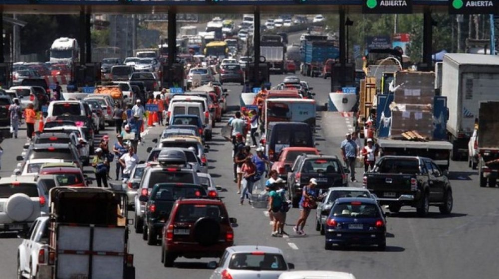¡Paciencia viajeros!: Autoridades estiman que 390 mil vehículos salgan de Santiago para Fiestas Patrias