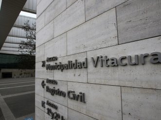 Funcionaria de Municipalidad de Vitacura declara que debía entregar