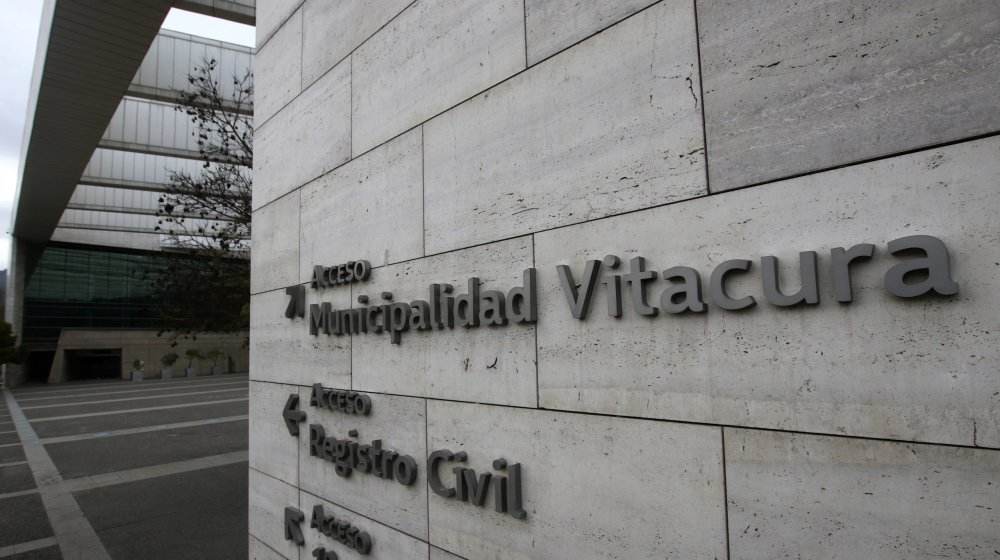 Funcionaria de Municipalidad de Vitacura declara que debía entregar "dinero en efectivo" a exalcalde Torrealba