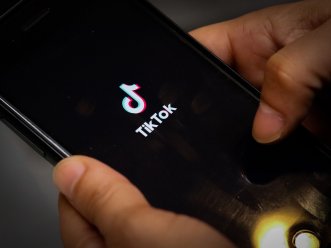 TikTok: rescatan a una menor después de que usara un gesto viral para pedir auxilio