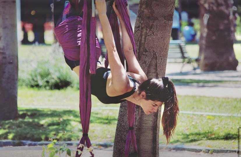 Cuélgate, relájate y entrena: ¡Descubre el yoga aéreo con Cata González! Hoy, 14:00 hrs.