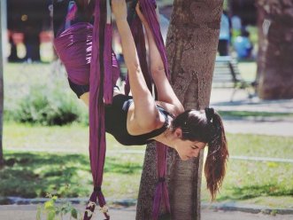Cuélgate, relájate y entrena: ¡Descubre el yoga aéreo con Cata González! Hoy, 14:00 hrs.